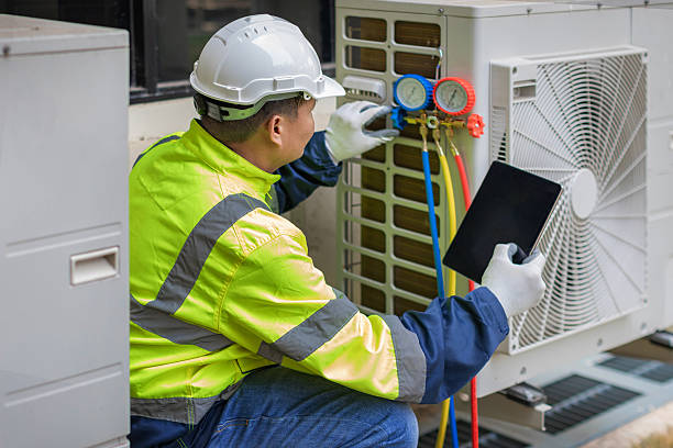 Professional Ac Installation technician working in Mercer Island, WA